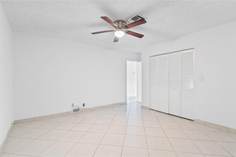 House in Lauderdale-by-the-Sea, Florida 2 bedrooms, 111.48 sq.m. № 2254392 - photo 9
