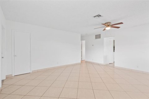 House in Lauderdale-by-the-Sea, Florida 2 bedrooms, 111.48 sq.m. № 2254392 - photo 7