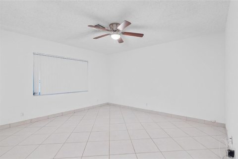 House in Lauderdale-by-the-Sea, Florida 2 bedrooms, 111.48 sq.m. № 2254392 - photo 10
