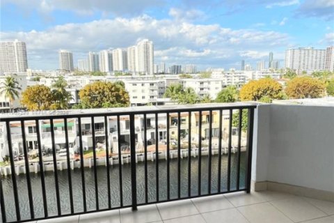 Copropriété à vendre à North Miami Beach, Floride: 3 chambres, 186.55 m2 № 2027184 - photo 15