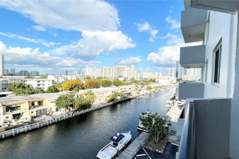 Copropriété à vendre à North Miami Beach, Floride: 3 chambres, 186.55 m2 № 2027184 - photo 2