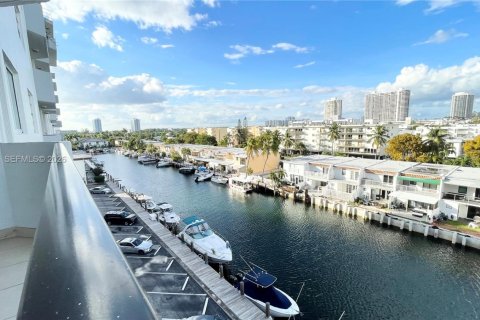 Condo à North Miami Beach, Floride, 3 chambres  № 2027184