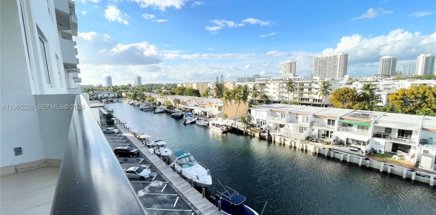 Condo à North Miami Beach, Floride, 3 chambres  № 2027184