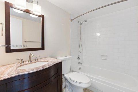 Copropriété à vendre à North Miami, Floride: 2 chambres, 101.82 m2 № 2048634 - photo 7