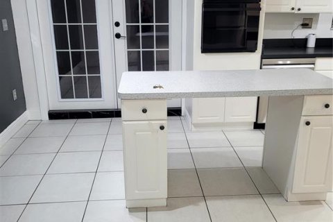 Villa ou maison à louer à Tampa, Floride: 4 chambres, 159.79 m2 № 2339279 - photo 5