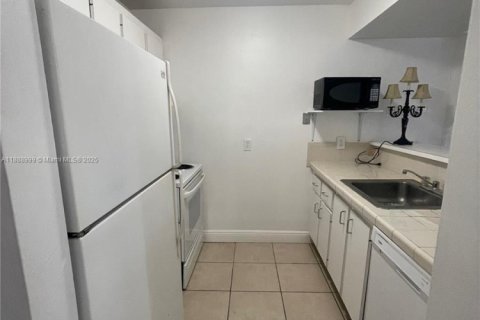 Condo in Lauderhill, Florida, 1 bedroom  № 1941089 - photo 2