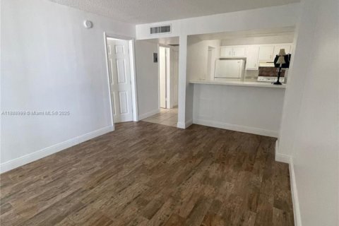Condo in Lauderhill, Florida, 1 bedroom  № 1941089 - photo 9