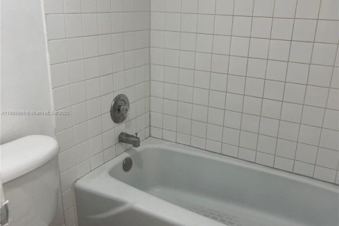 Condo in Lauderhill, Florida, 1 bedroom  № 1941089 - photo 16