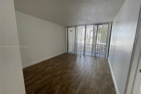Condo in Lauderhill, Florida, 1 bedroom  № 1941089 - photo 1