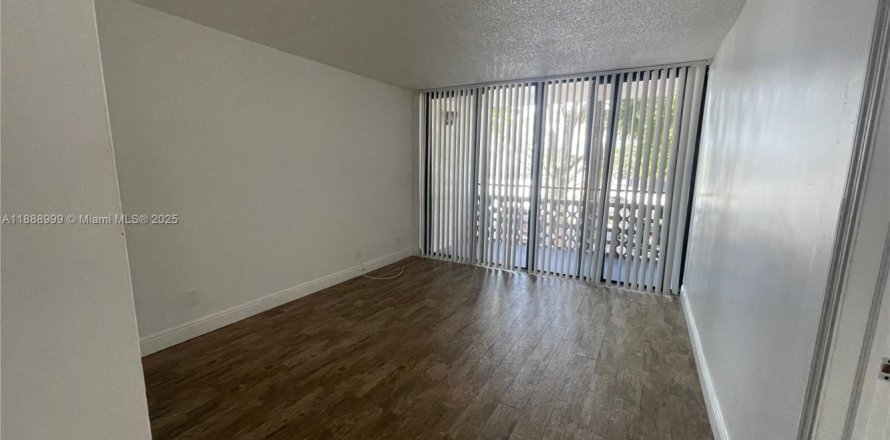 Condo in Lauderhill, Florida, 1 bedroom  № 1941089