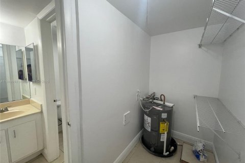 Condo in Lauderhill, Florida, 1 bedroom  № 1941089 - photo 21