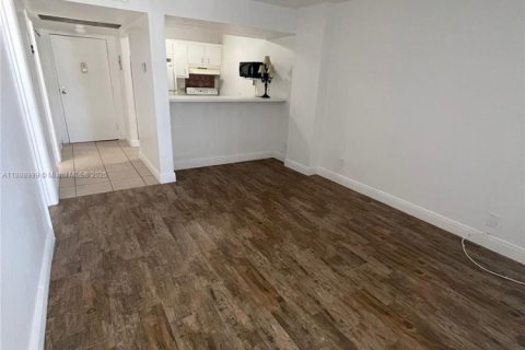 Condo in Lauderhill, Florida, 1 bedroom  № 1941089 - photo 7