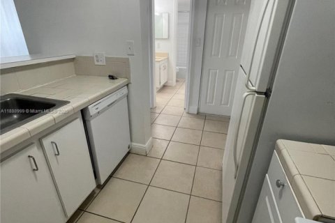 Condo in Lauderhill, Florida, 1 bedroom  № 1941089 - photo 3