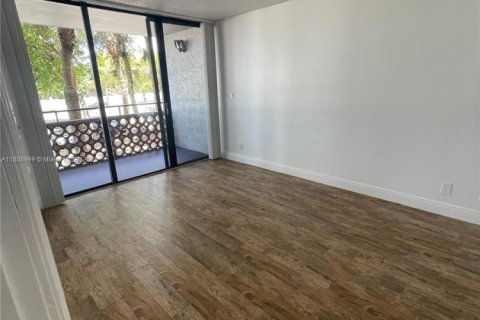 Condo in Lauderhill, Florida, 1 bedroom  № 1941089 - photo 5