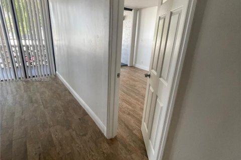 Condo in Lauderhill, Florida, 1 bedroom  № 1941089 - photo 4