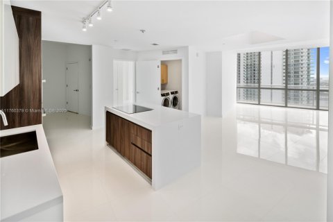 Condo in Miami, Florida, 2 bedrooms  № 1707569 - photo 1
