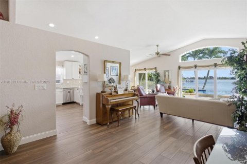 House in Pembroke Pines, Florida 3 bedrooms, 153.1 sq.m. № 1971669 - photo 26