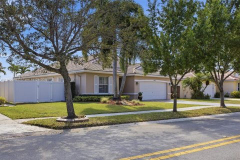 House in Pembroke Pines, Florida 3 bedrooms, 153.1 sq.m. № 1971669 - photo 9