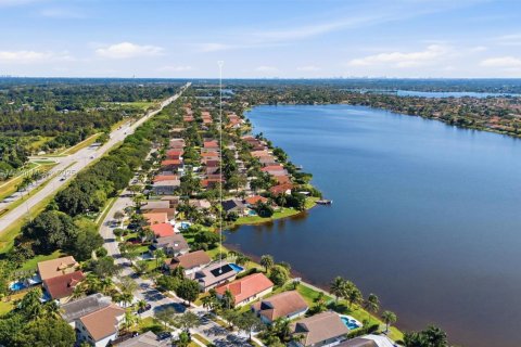 House in Pembroke Pines, Florida 3 bedrooms, 153.1 sq.m. № 1971669 - photo 17