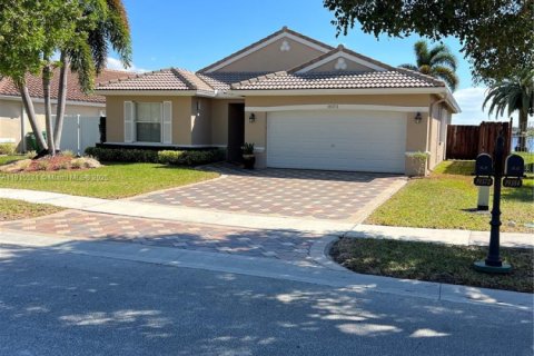 House in Pembroke Pines, Florida 3 bedrooms, 153.1 sq.m. № 1971669 - photo 2