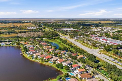 House in Pembroke Pines, Florida 3 bedrooms, 153.1 sq.m. № 1971669 - photo 15