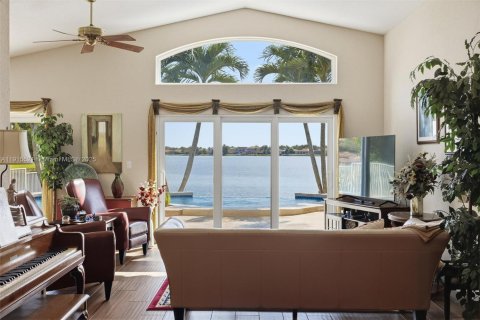 House in Pembroke Pines, Florida 3 bedrooms, 153.1 sq.m. № 1971669 - photo 25