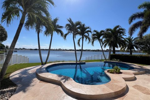 House in Pembroke Pines, Florida 3 bedrooms, 153.1 sq.m. № 1971669 - photo 1