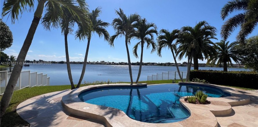 House in Pembroke Pines, Florida 3 bedrooms, 153.1 sq.m. № 1971669