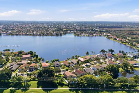 House in Pembroke Pines, Florida 3 bedrooms, 153.1 sq.m. № 1971669 - photo 14