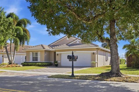 House in Pembroke Pines, Florida 3 bedrooms, 153.1 sq.m. № 1971669 - photo 10