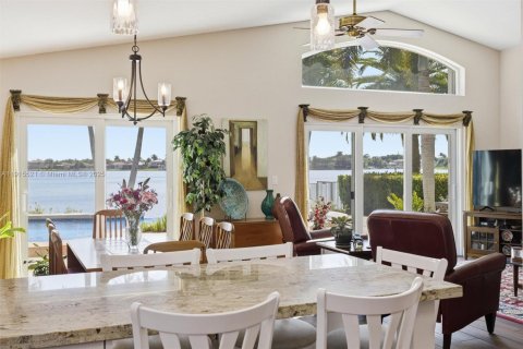 House in Pembroke Pines, Florida 3 bedrooms, 153.1 sq.m. № 1971669 - photo 27