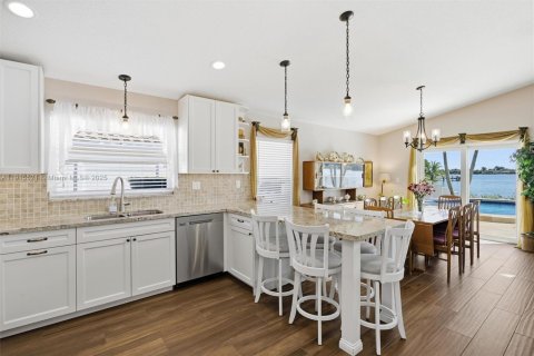 House in Pembroke Pines, Florida 3 bedrooms, 153.1 sq.m. № 1971669 - photo 21