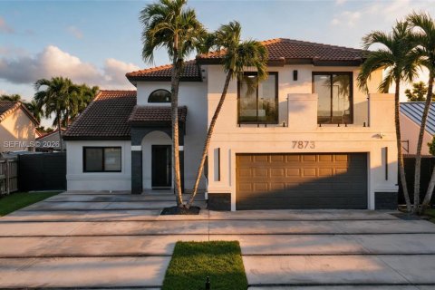 Villa ou maison à Miami, Floride 5 chambres, 193.89 m2 № 2418036