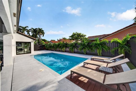 Villa ou maison à vendre à Miami, Floride: 5 chambres, 193.89 m2 № 2418036 - photo 11