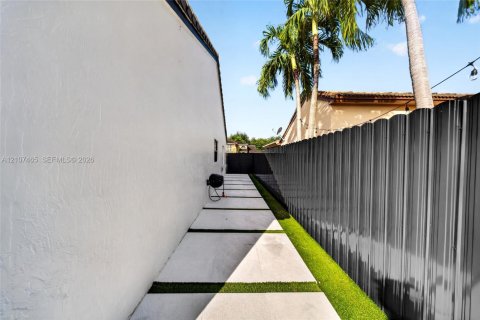 Villa ou maison à vendre à Miami, Floride: 5 chambres, 193.89 m2 № 2418036 - photo 15