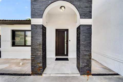 Villa ou maison à vendre à Miami, Floride: 5 chambres, 193.89 m2 № 2418036 - photo 16