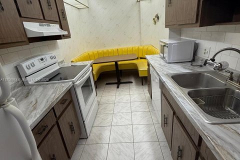 Condo in Hollywood, Florida, 1 bedroom  № 1888416 - photo 3