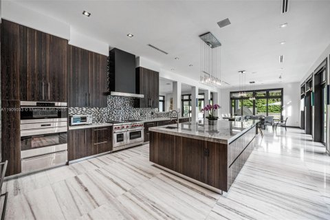 House in Pinecrest, Florida 7 bedrooms, 1049.8 sq.m. № 1964402 - photo 12
