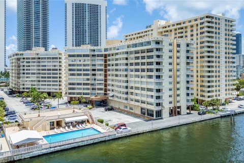 Condominio en venta en Hallandale Beach, Florida, 1 dormitorio, 72.46 m2 № 1929789 - foto 11