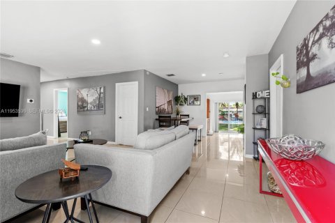 Villa ou maison à louer à Miami, Floride: 3 chambres, 136.1 m2 № 2010870 - photo 4