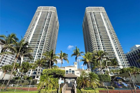 Condo in Miami Beach, Florida, 1 bedroom  № 1977423 - photo 1