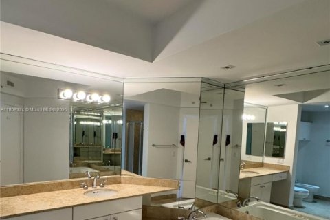 Condo in Miami Beach, Florida, 1 bedroom  № 1977423 - photo 10