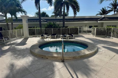 Condo in Miami Beach, Florida, 1 bedroom  № 1977423 - photo 17