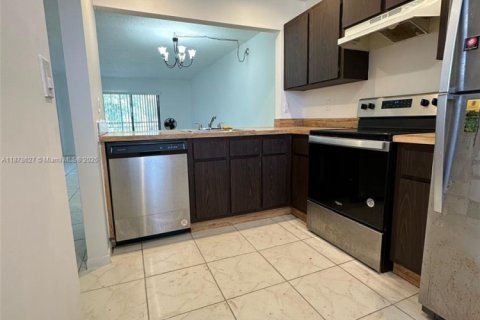 Condo in Miami, Florida, 2 bedrooms № 1927364 - photo 1