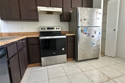 Condo in Miami, Florida, 2 bedrooms № 1927364 - photo 2