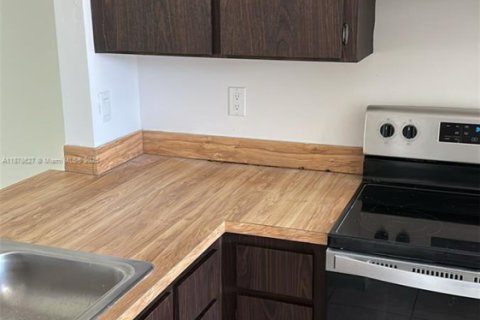 Condo in Miami, Florida, 2 bedrooms № 1927364 - photo 4