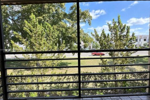 Condo in Miami, Florida, 2 bedrooms № 1927364 - photo 15