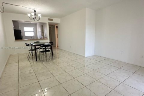 Condo in Miami, Florida, 2 bedrooms № 1927364 - photo 10