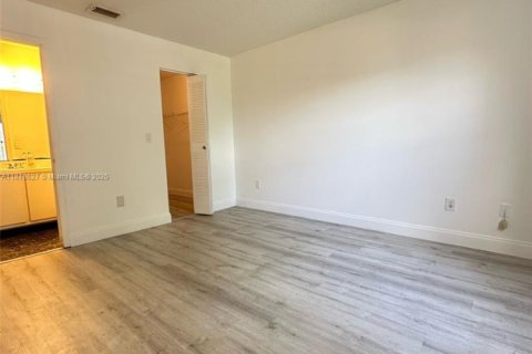 Condo in Miami, Florida, 2 bedrooms № 1927364 - photo 11