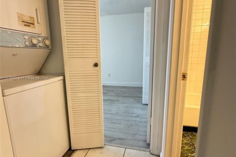 Condo in Miami, Florida, 2 bedrooms № 1927364 - photo 7